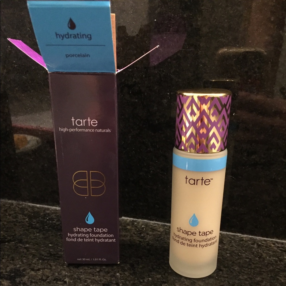 Porcelain shape tape hydrating foundation